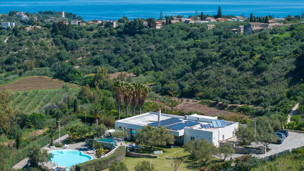 Villa Demetra: Ansichten, Garten, Schwimmbad