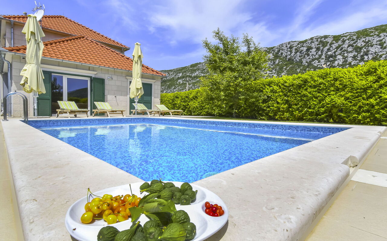 Villa Zupa: Balkon / Terrasse / Patio, Draussen, Schwimmbad