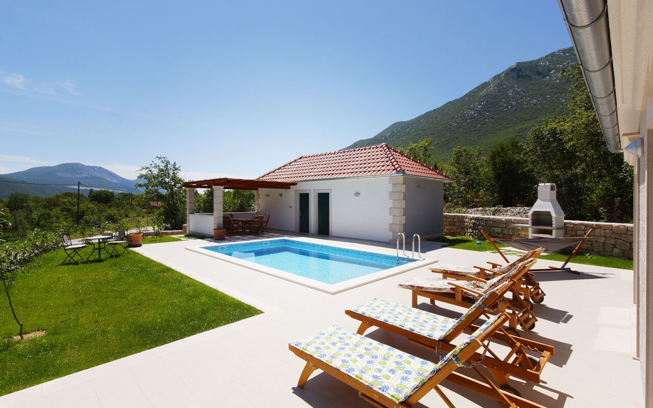 Villa Zupa: Balkon / Terrasse / Patio, Draussen, Garten, Schwimmbad