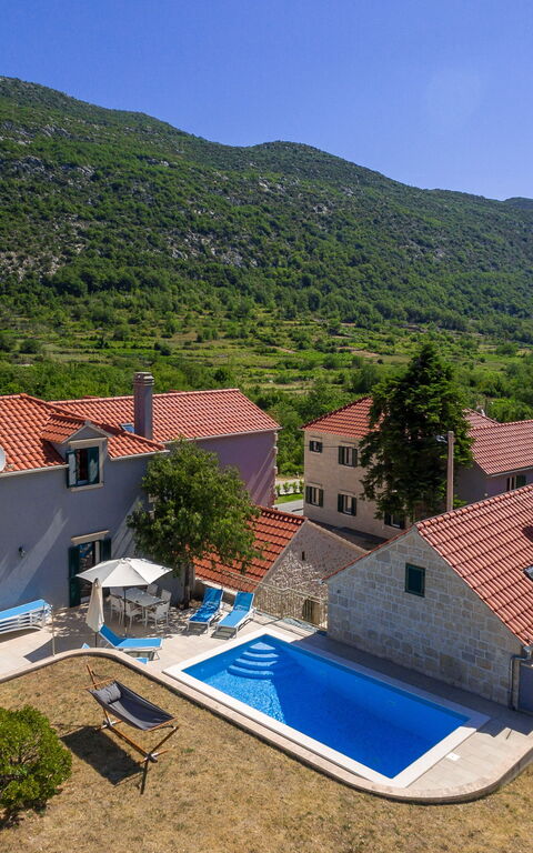 Villa Roglic: Außen, Schwimmbad