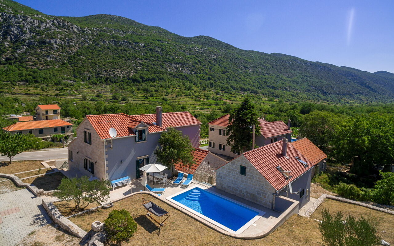 Villa Roglic: Außen, Schwimmbad