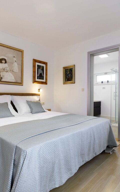 Villa Jure: Bad, Schlafzimmer