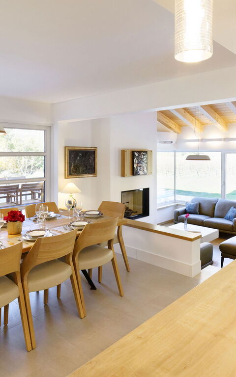 Villa Jure: Esszimmer, Wohnzimmer