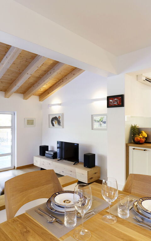 Villa Jure: Esszimmer, Küche, Wohnzimmer