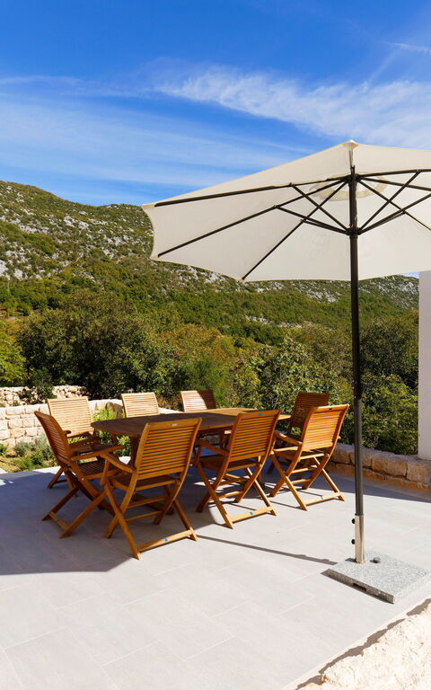 Villa Jure: Ansichten, Balkon / Terrasse / Patio, Draussen, Garten