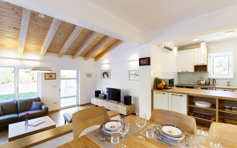 Villa Jure: Esszimmer, Küche, Wohnzimmer