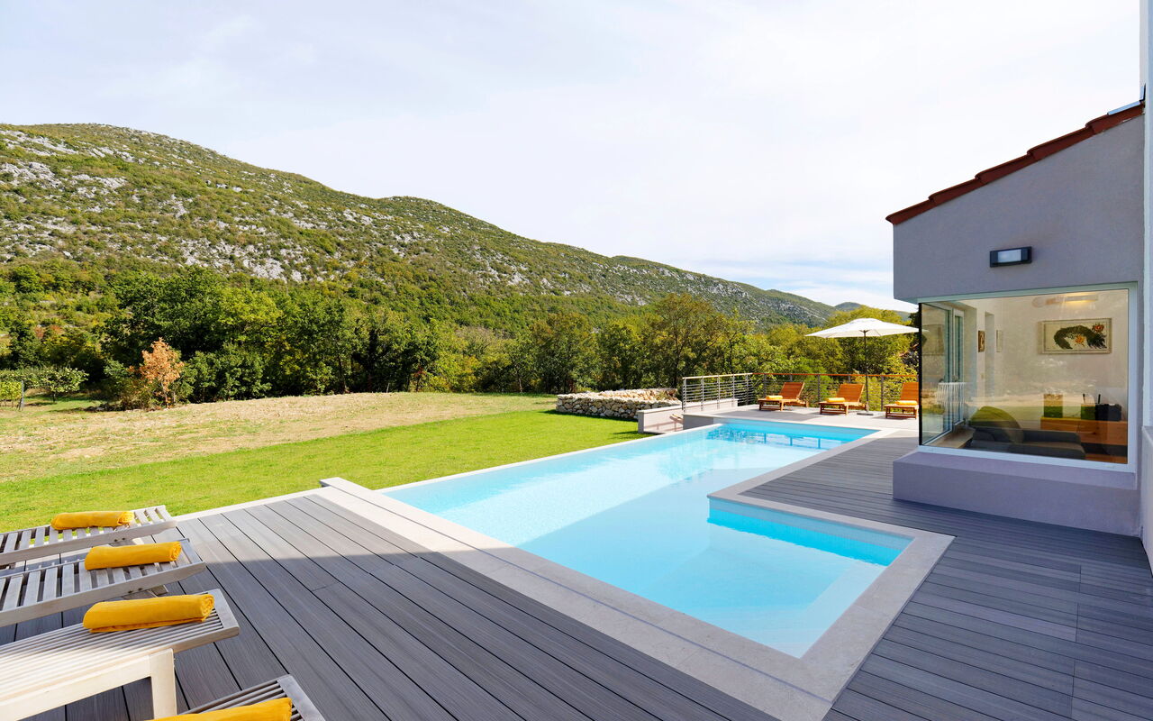 Villa Jure: Ansichten, Balkon / Terrasse / Patio, Draussen, Garten, Schwimmbad
