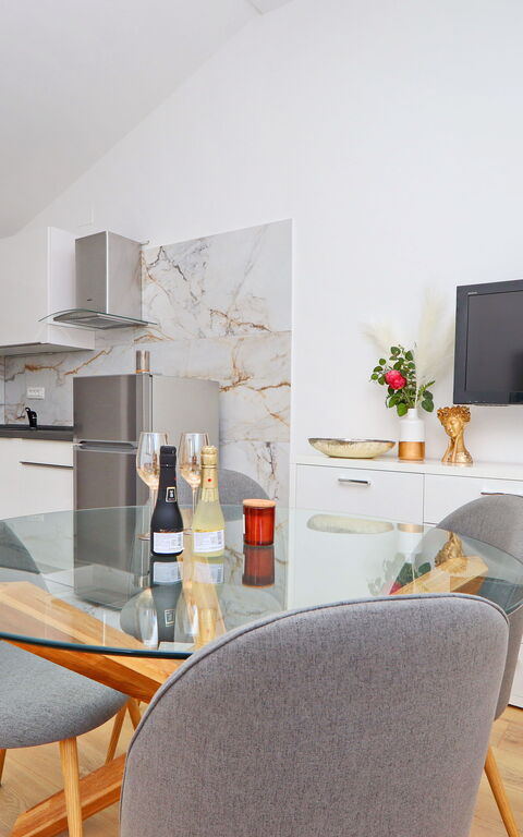 Villa Emerald: Esszimmer, Küche