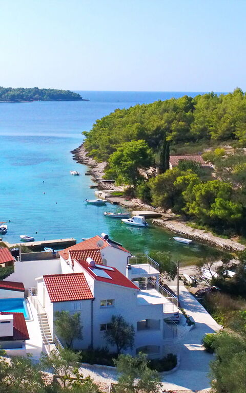 Villa Emerald: Ansichten, Außen