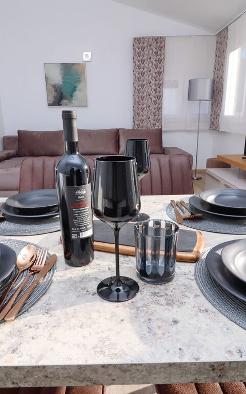 Villa Emerald: Esszimmer, Wohnzimmer