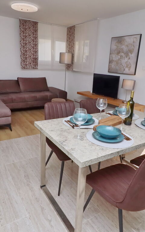 Villa Emerald: Balkon / Terrasse / Patio, Esszimmer, Wohnzimmer