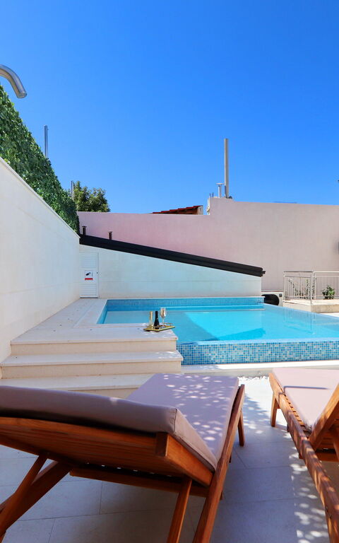 Villa Emerald: Außen, Schwimmbad