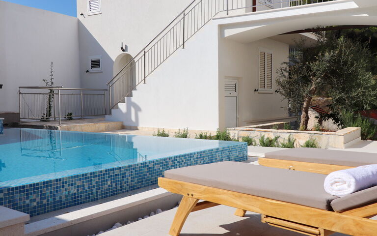 Villa Emerald: Außen, Schwimmbad