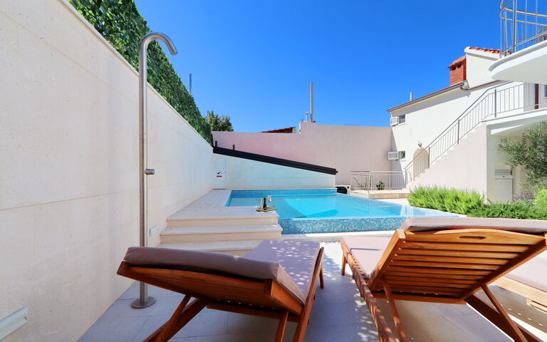 Villa Emerald: Außen, Schwimmbad