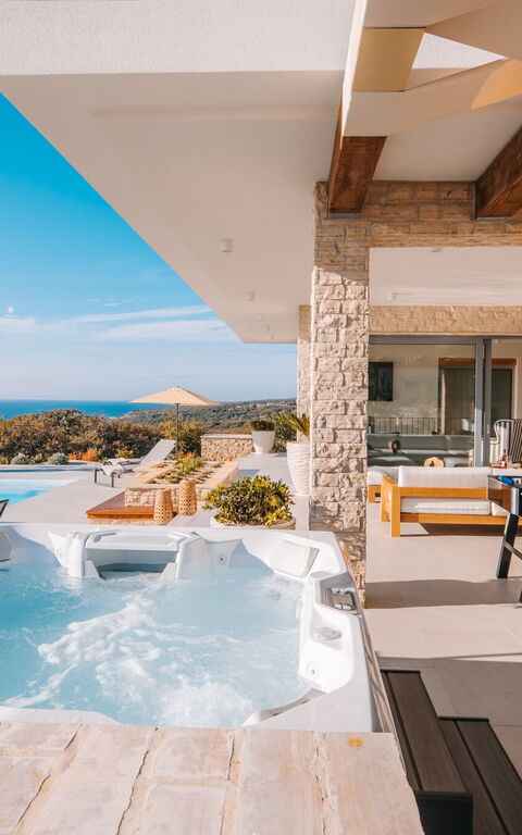 Villa Steropa: Außen, Balkon / Terrasse / Patio, Draussen, Schwimmbad, Whirlpool