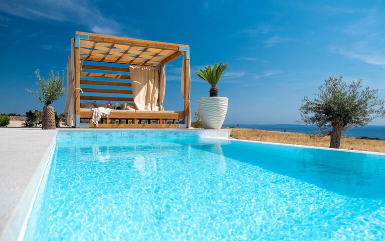 Villa Kelena: Ansichten, Draussen, Schwimmbad