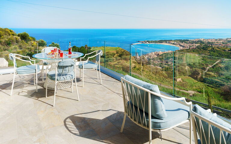 Grand Tour Villa: Ansichten, Außen, Balkon / Terrasse / Patio, Draussen