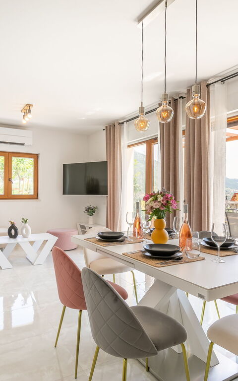 Villa Spectrum: Esszimmer, Haupteingang, Wohnzimmer