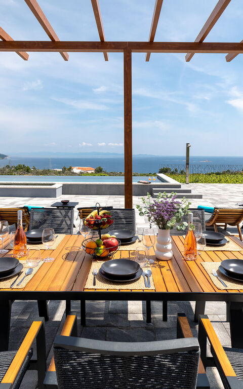 Villa Spectrum: Ansichten, Balkon / Terrasse / Patio, Draussen, Schwimmbad