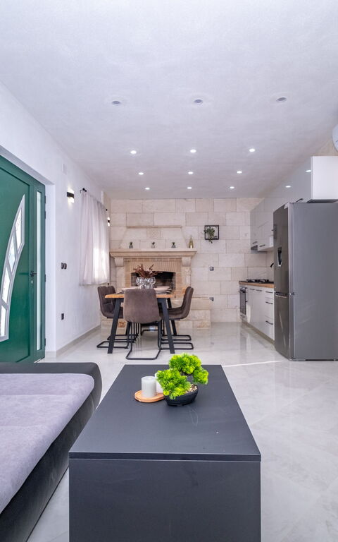 Villa Diana: Haupteingang, Küche, Wohnzimmer