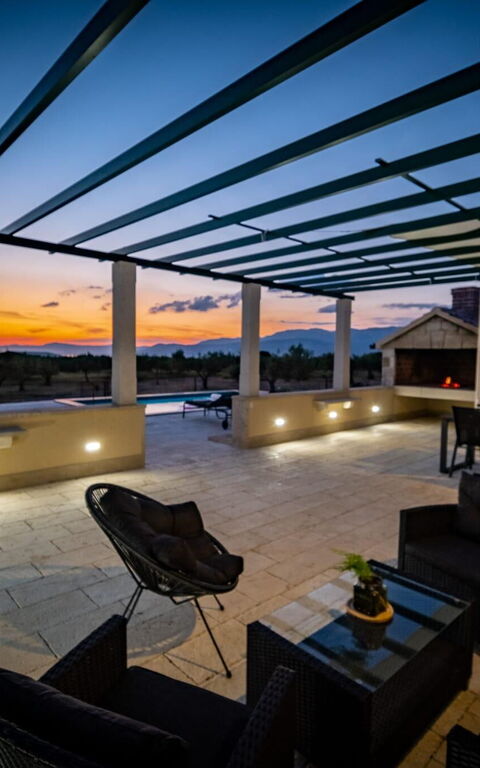 Villa Diana: Ansichten, Balkon / Terrasse / Patio, Draussen, Küche