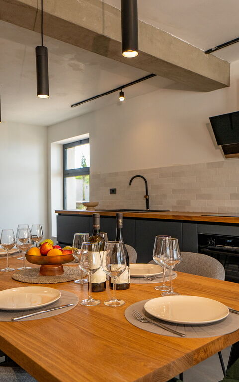 Villa Cosmic: Balkon / Terrasse / Patio, Esszimmer, Küche