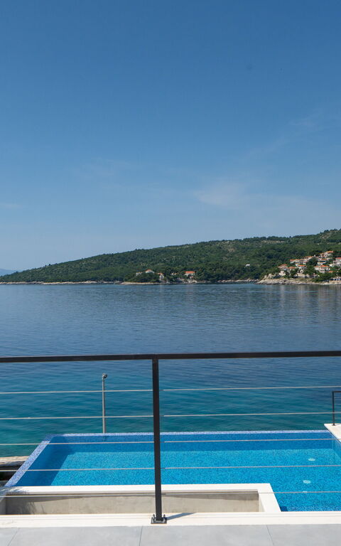 Villa Cosmic: Ansichten, Balkon / Terrasse / Patio, Schwimmbad