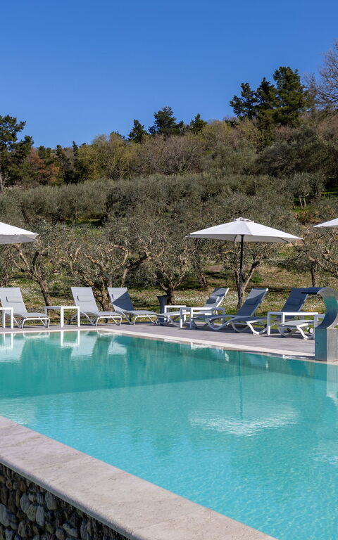 Villa Acquaviva: Ansichten, Garten, Schwimmbad