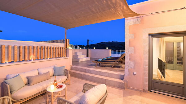 Villa Mirage: Außen, Draussen