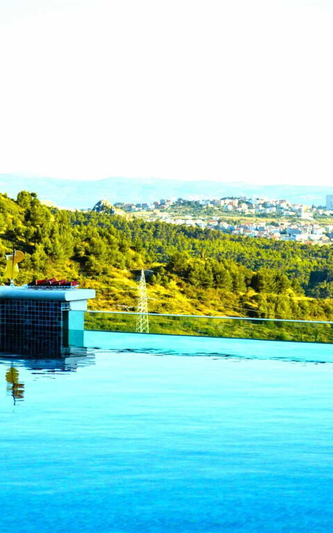 Villa Nikta: Schwimmbad, Stadt