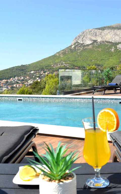 Villa Nikta: Balkon / Terrasse / Patio, Draussen, Schwimmbad, Stadt