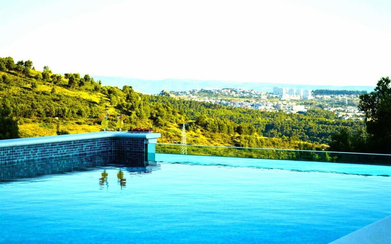 Villa Nikta: Schwimmbad, Stadt