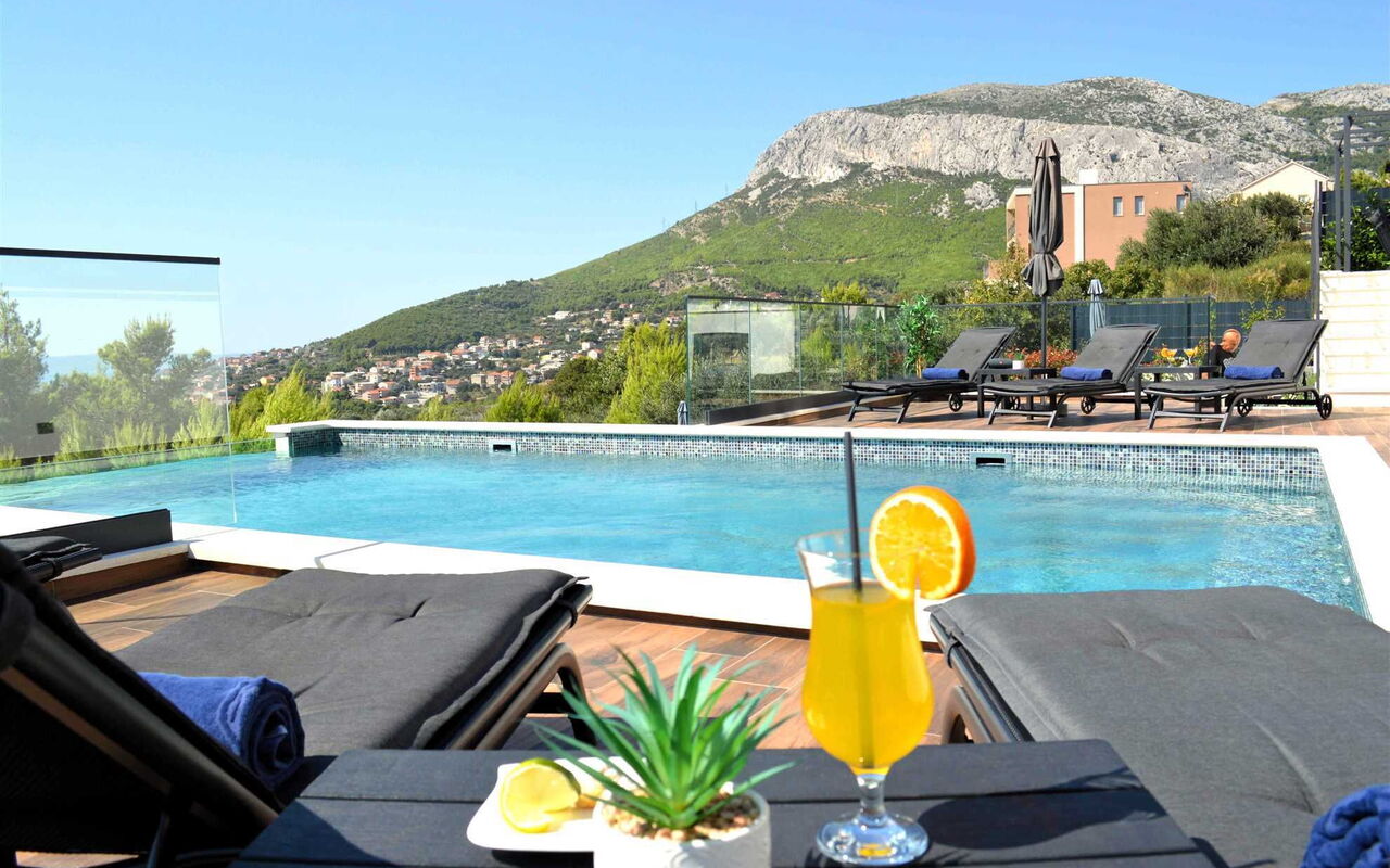 Villa Nikta: Balkon / Terrasse / Patio, Draussen, Schwimmbad, Stadt