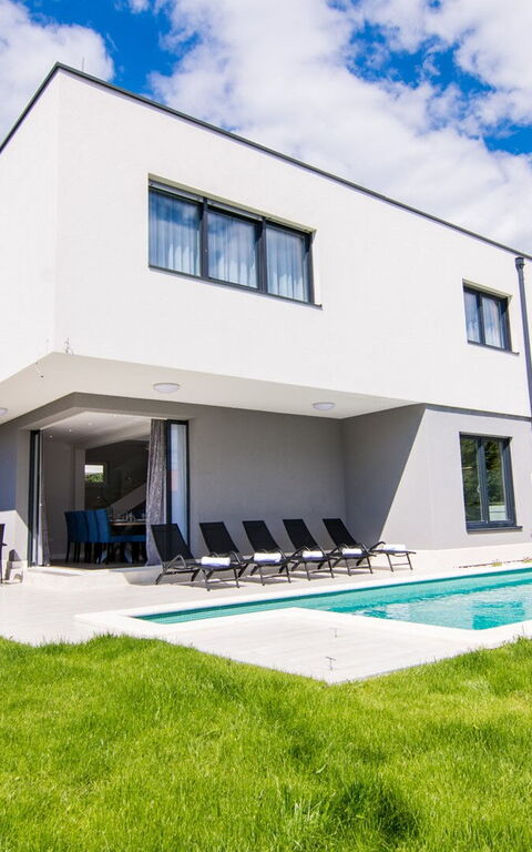 Villa Orvas 190: Außen, Balkon / Terrasse / Patio, Garten, Schwimmbad