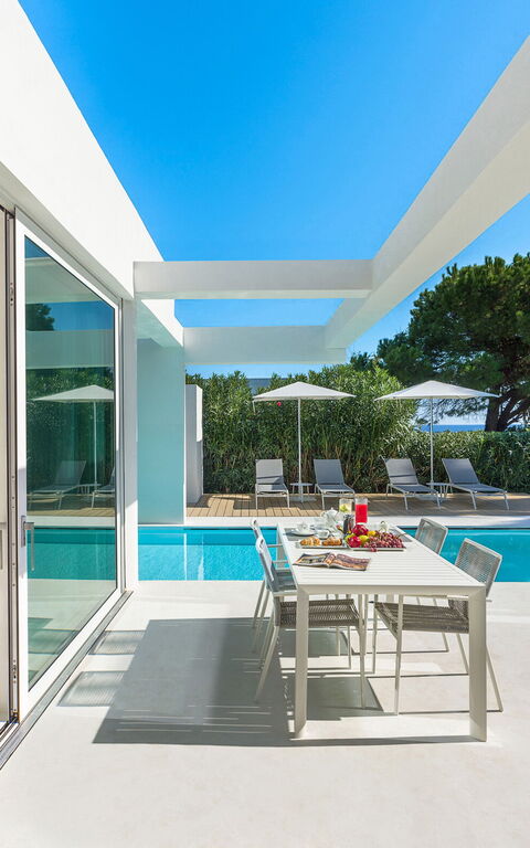 Villa Gadir: Außen, Balkon / Terrasse / Patio, Draussen, Essen, Schwimmbad