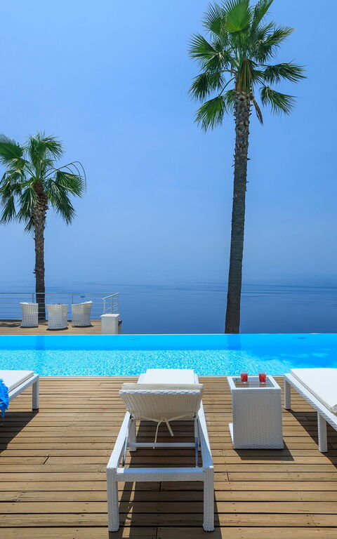 Villa Elysium: Ansichten, Außen, Draussen, Schwimmbad