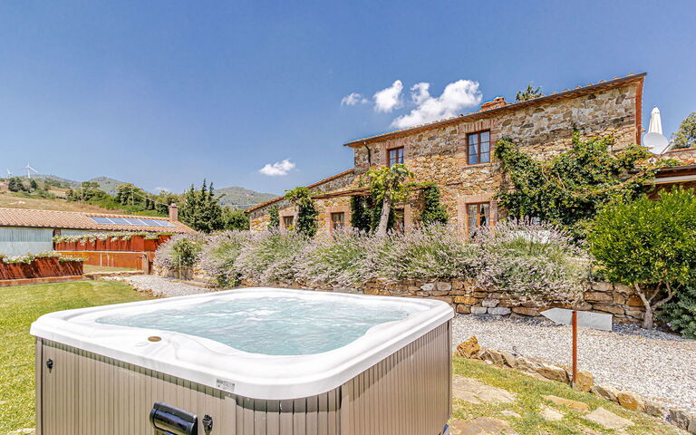 Chateau La Siroque: Außen, Draussen, Garten, Whirlpool