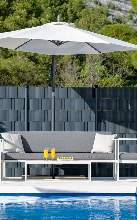 Orvas Villa 82: Draussen, Schwimmbad