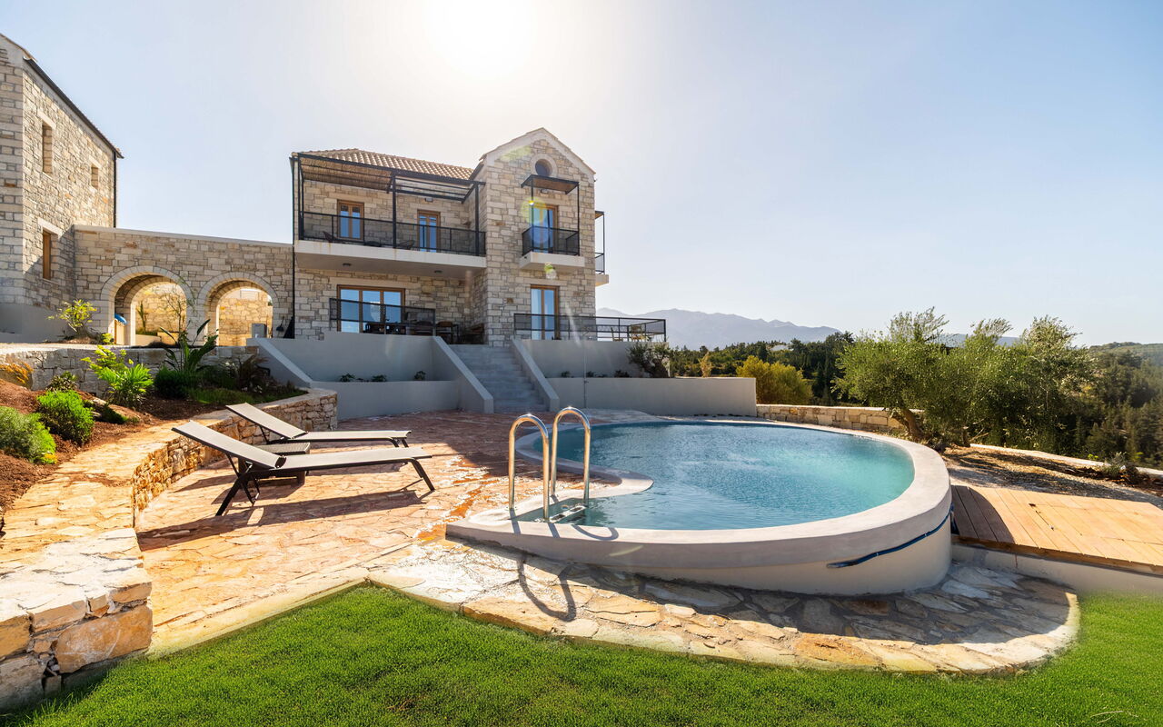 Villa Falcos: Außen, Draussen, Schwimmbad