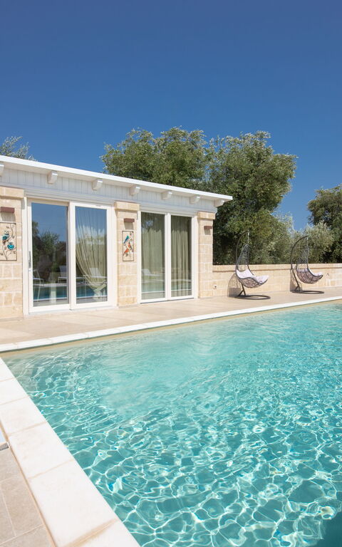 Terra Mater: Außen, Draussen, Schwimmbad