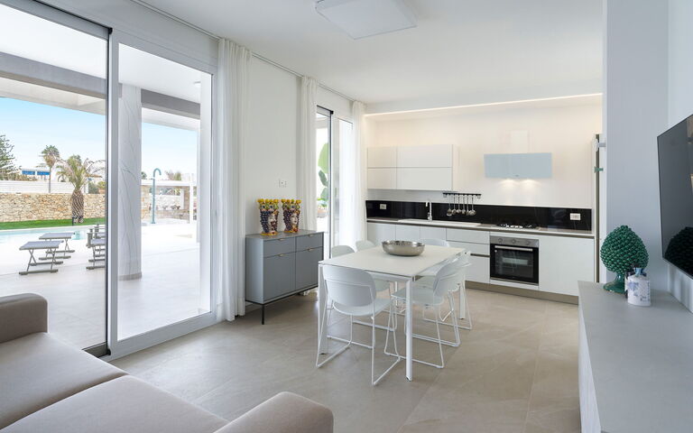 Villa Paradisus: Esszimmer, Küche, Wohnzimmer
