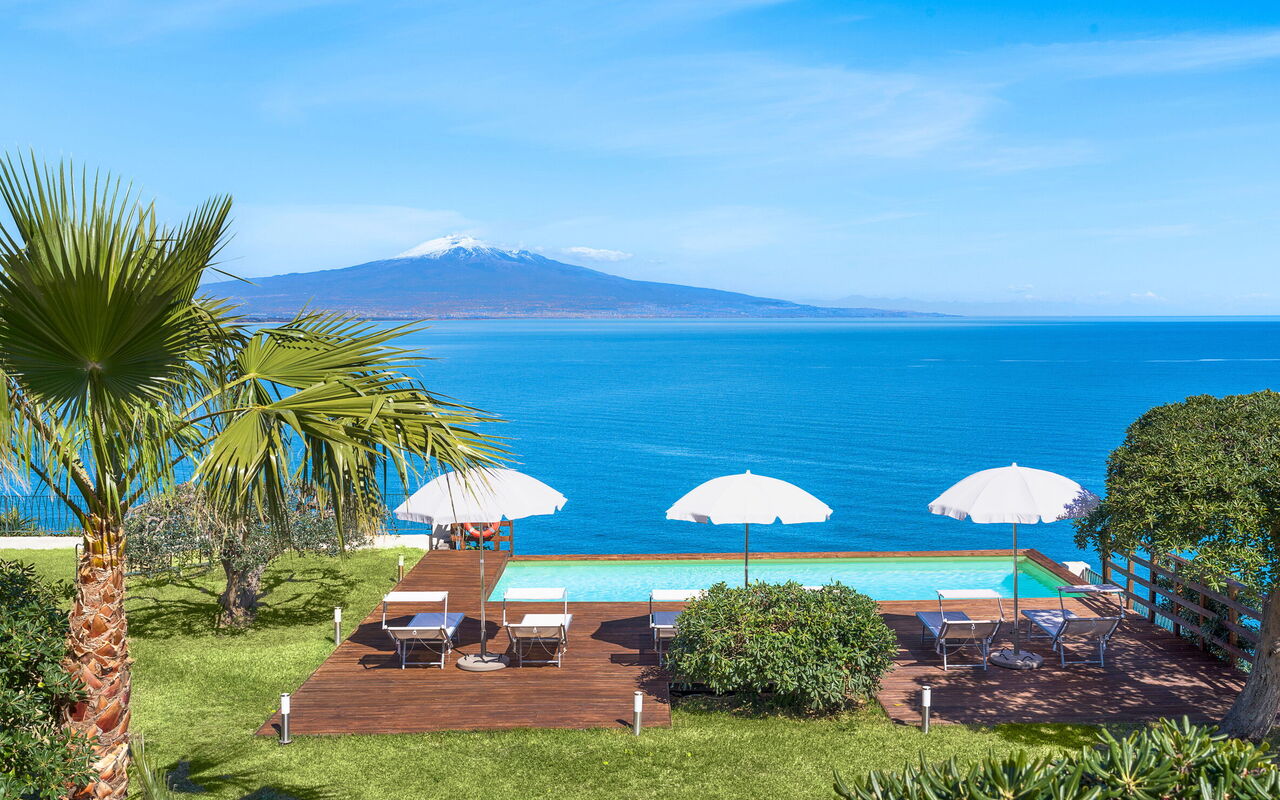 Villa Coralia: Ansichten, Außen, Draussen, Garten, Schwimmbad