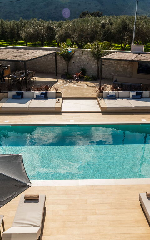 Villa Serenity: Draussen, Schwimmbad