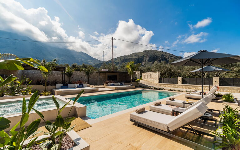Villa Serenity: Draussen, Garten, Schwimmbad