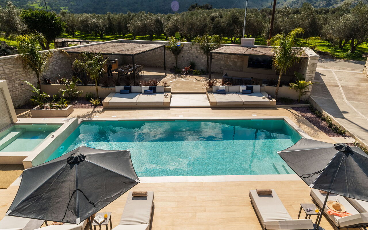Villa Serenity: Draussen, Schwimmbad