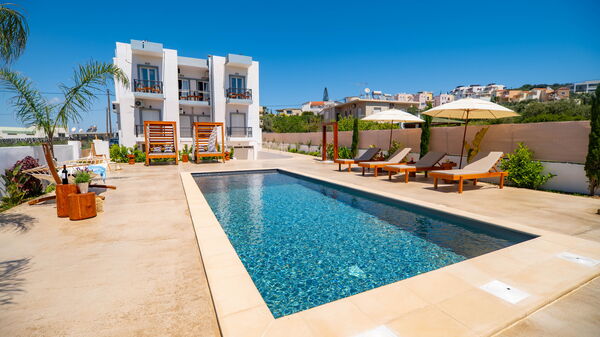 Christianna Apartments: Draussen, Schwimmbad