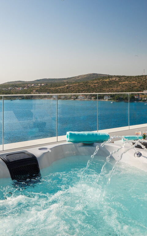 Villa Olive Vista 2: Ansichten, Außen, Draussen, Whirlpool