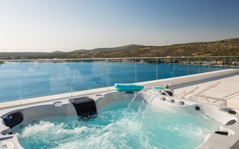 Villa Olive Vista 2: Ansichten, Außen, Draussen, Whirlpool