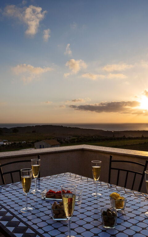 Villa Erakle: Ansichten, Außen, Draussen