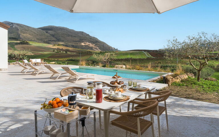 Villa Sike: Ansichten, Außen, Balkon / Terrasse / Patio, Draussen, Schwimmbad